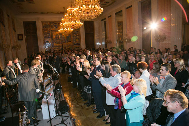 A standing ovation at the end of the concert. A standing ovation at the end of the concert.